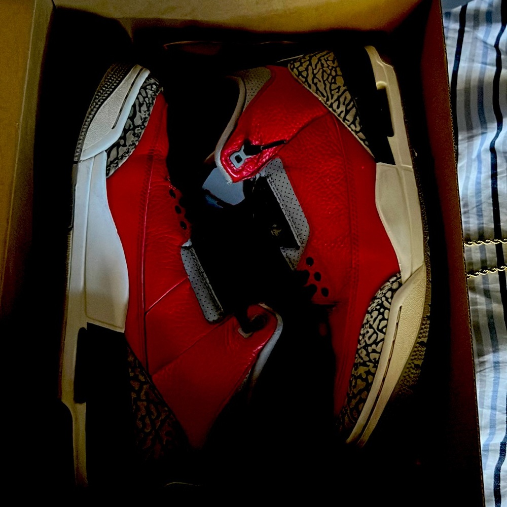 Selling some kicks hit me up